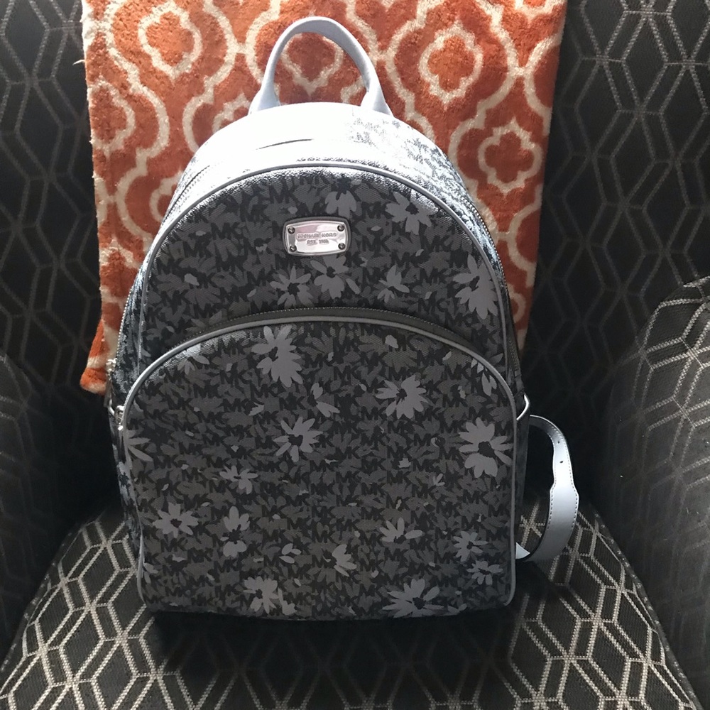 Snow day sale ❄️ Michael Kors backpack